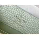 𝐋𝐎𝐔𝐈𝐒𝐕𝐔𝐈𝐓𝐓𝐎𝐍 M22916/M48865 mini Apple green with white chain. This CAPUCINES handbag